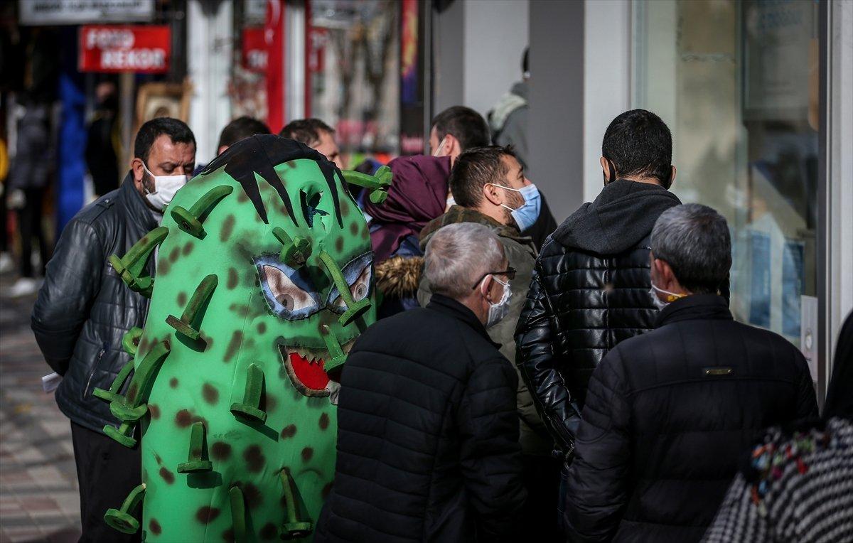 Bursa'da koronavirüs kostümüyle farkındalık etkinliği