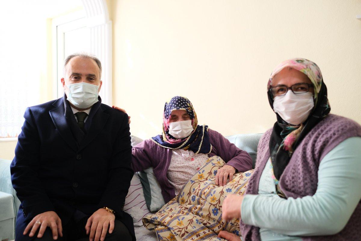 Bursa Büyükşehir Belediyesi, evde bakım hizmetiyle yaraları sarıyor