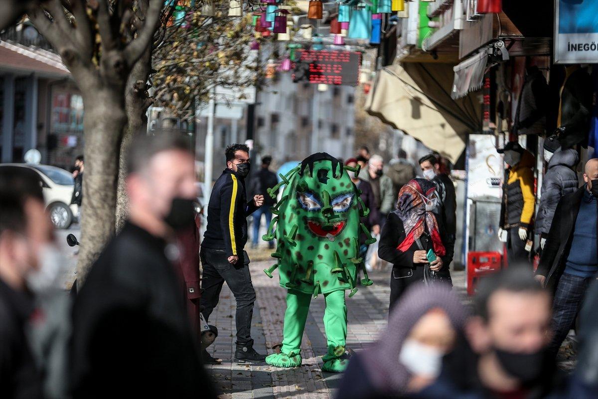 Bursa'da koronavirüs kostümüyle farkındalık etkinliği