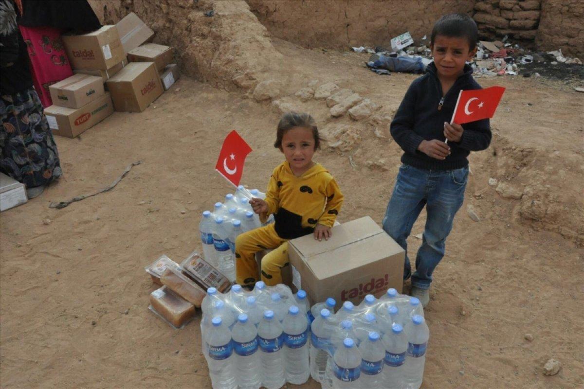 Mehmetçik, Barış Pınarı bölgesinde yardım dağıttı, sağlık taraması yaptı