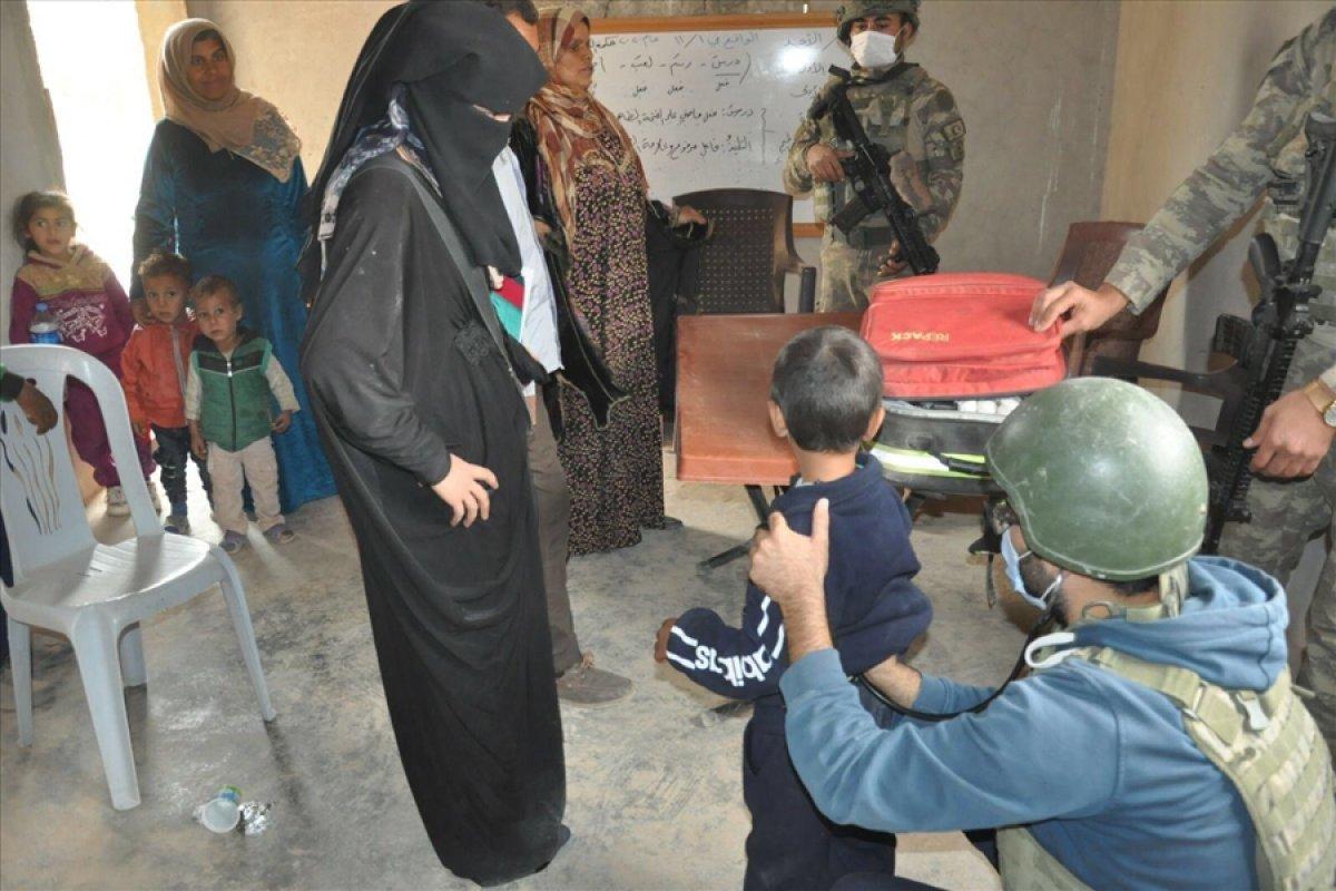 Mehmetçik, Barış Pınarı bölgesinde yardım dağıttı, sağlık taraması yaptı