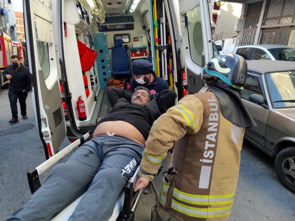 Beyoğlu’nda yanan evde engelli eşinin olduğunu görünce bayıldı