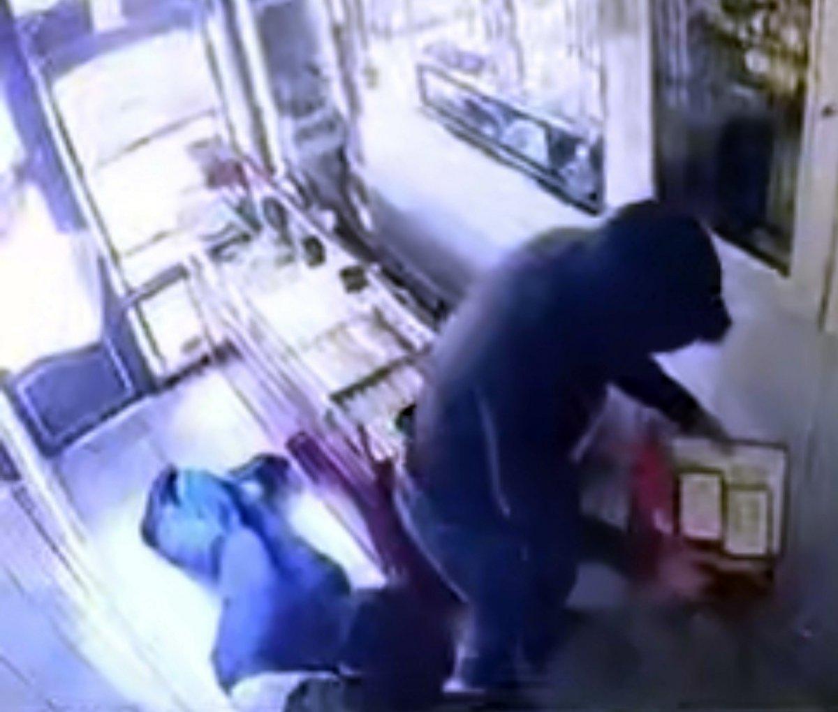 Fatih'te kuyumcu çalışanını darbedip, altınları çaldılar