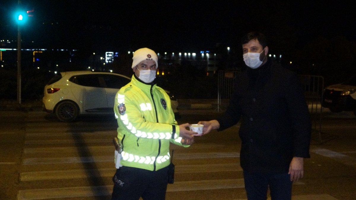 Karabük'te mahalle muhtarı polislere sıcak çorba ikram etti