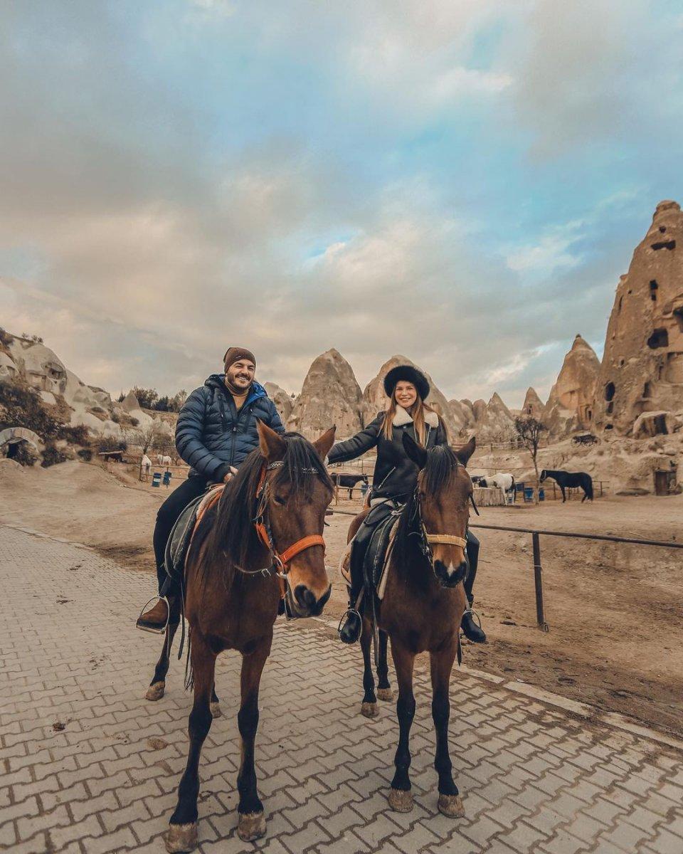 Ebru Şallı ile Uğur Akkuş at üstünde öpüştü