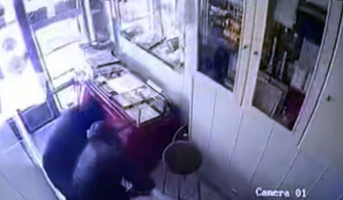 Fatih'te kuyumcu çalışanını darbedip, altınları çaldılar