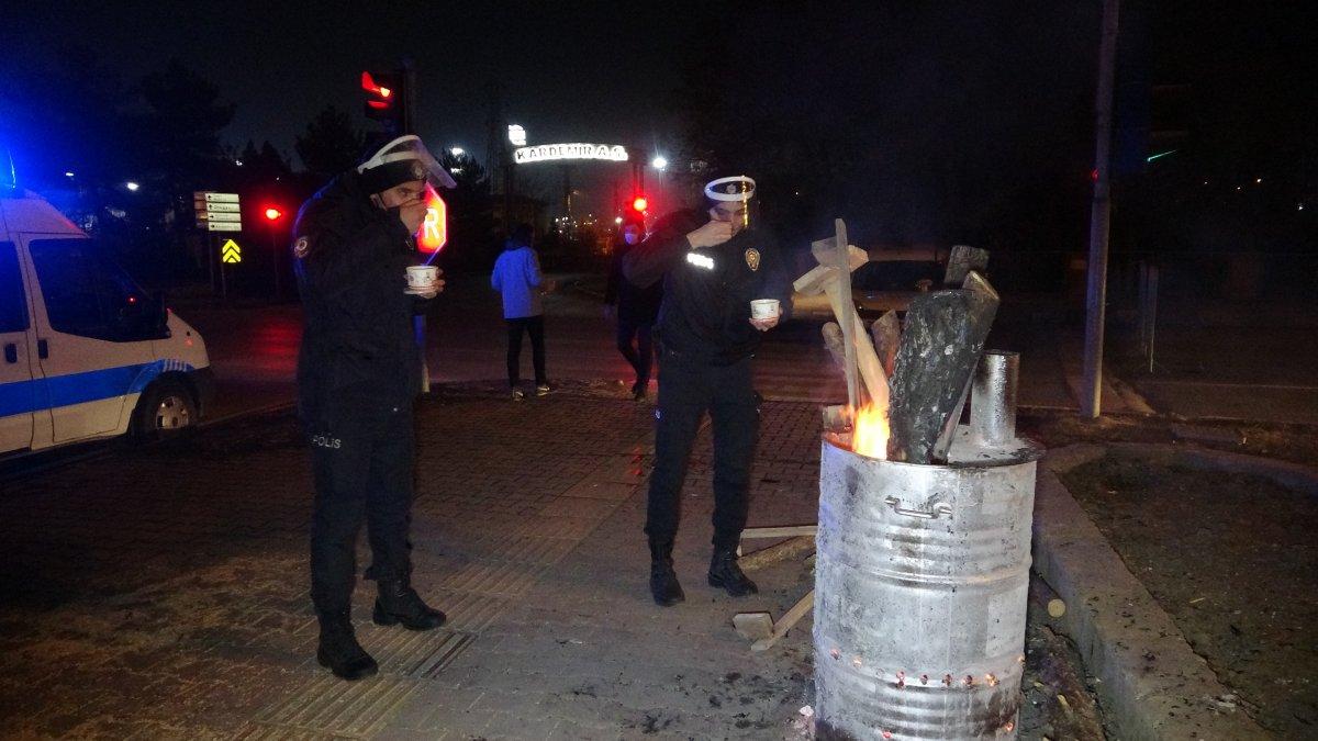 Karabük'te mahalle muhtarı polislere sıcak çorba ikram etti