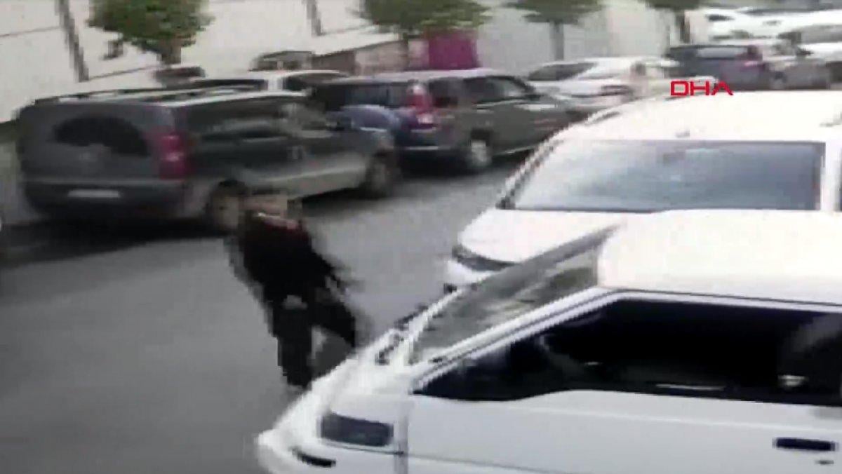 Güngören'de, kamyonetten telefon çalan şüpheli kamerada