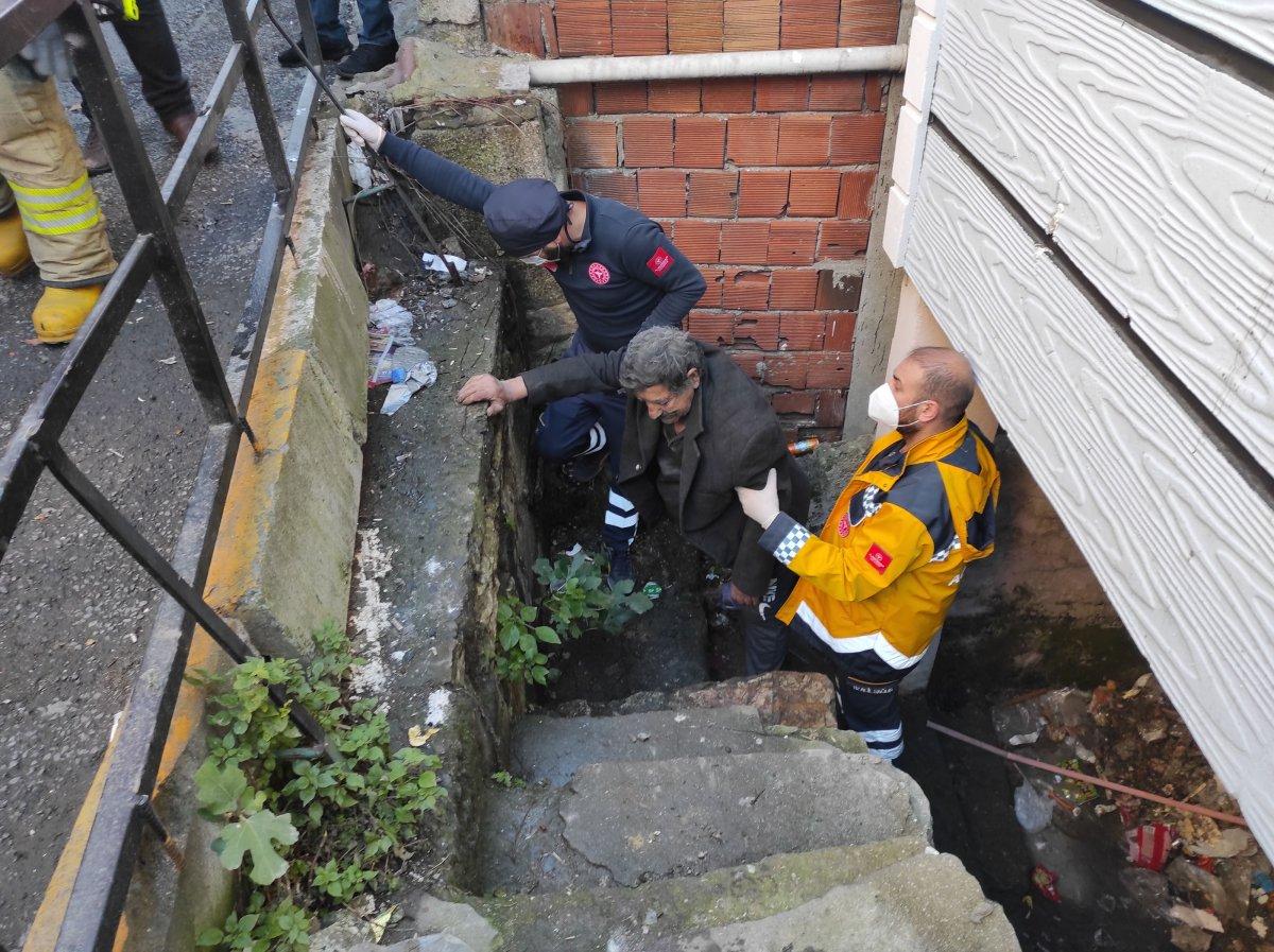 Beyoğlu’nda yanan evde engelli eşinin olduğunu görünce bayıldı