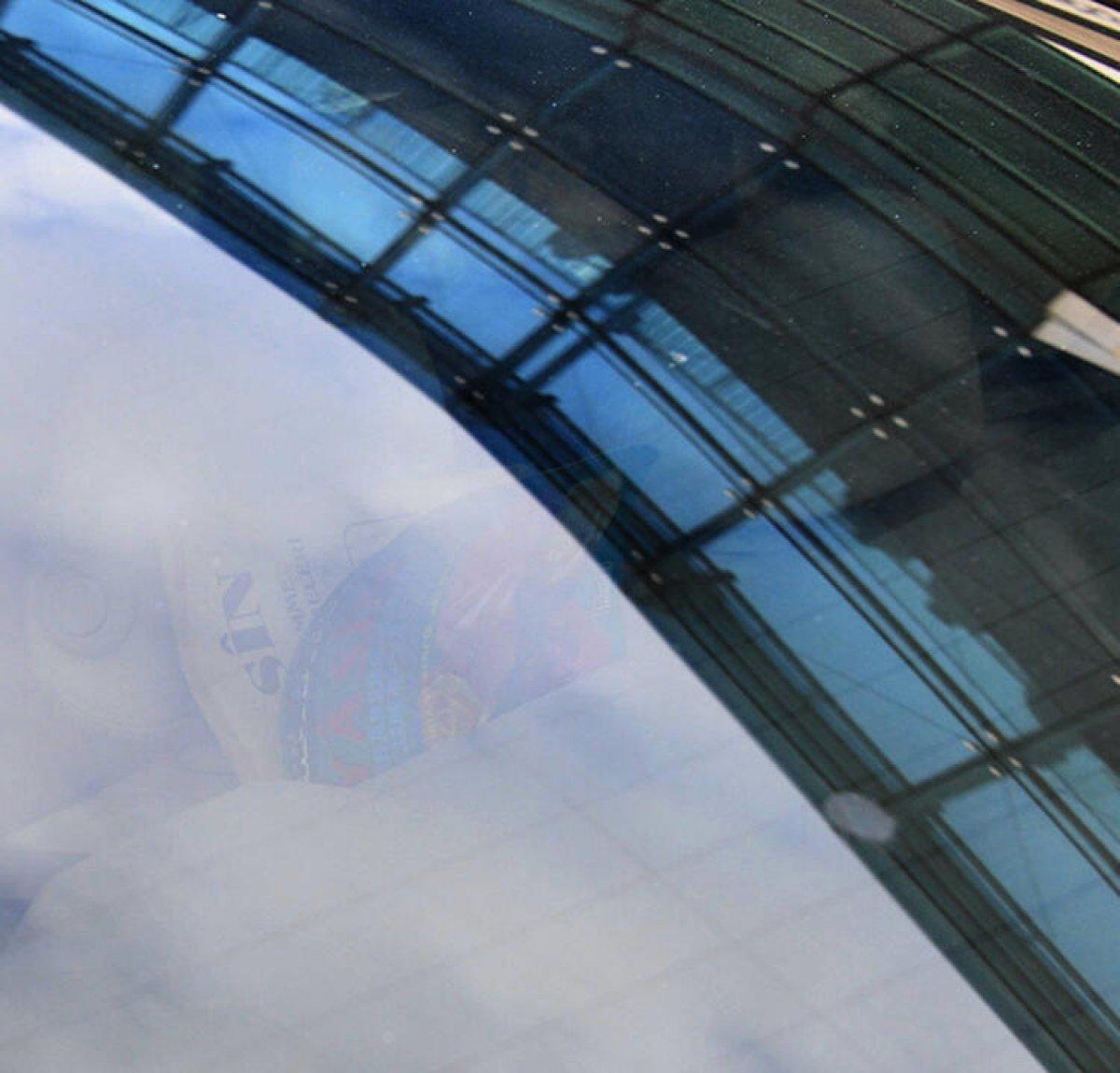 Emina Jahovic, arabasında Yasin-i Şerif taşıyor