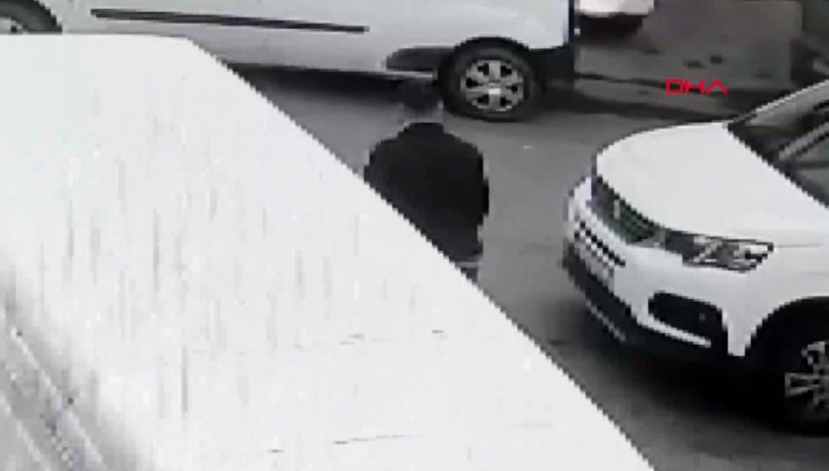 Güngören'de, kamyonetten telefon çalan şüpheli kamerada