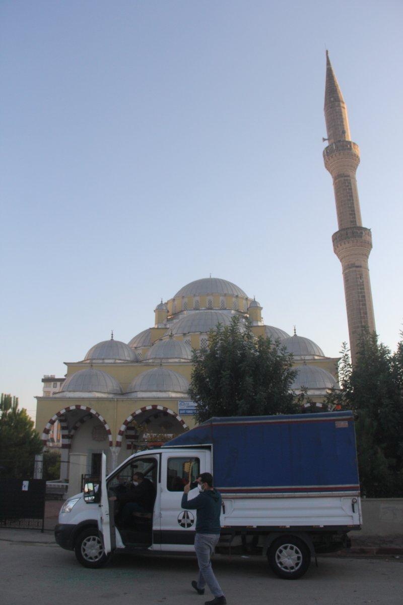 Adana'da namaz kılmaya giden vatandaşın aracındaki 21 bin lira çalındı