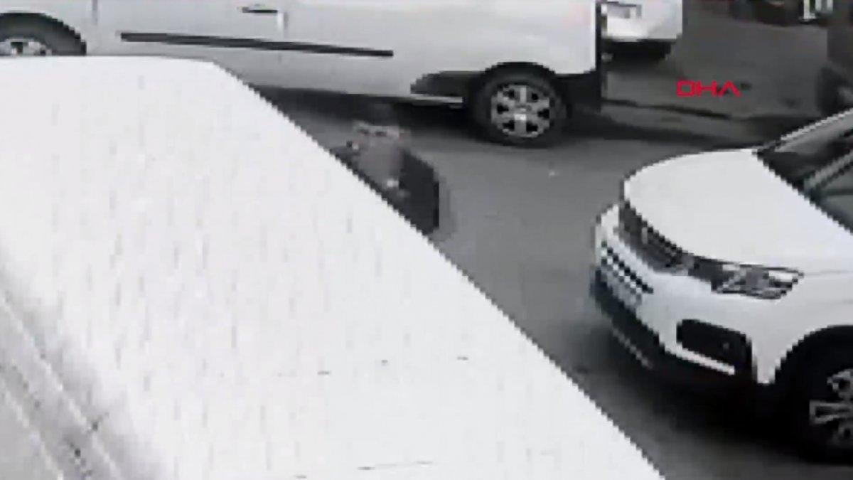 Güngören'de, kamyonetten telefon çalan şüpheli kamerada