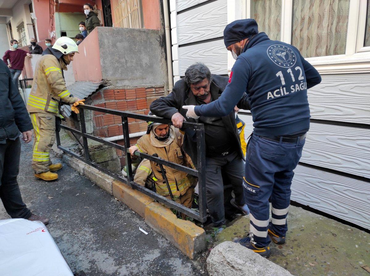 Beyoğlu’nda yanan evde engelli eşinin olduğunu görünce bayıldı