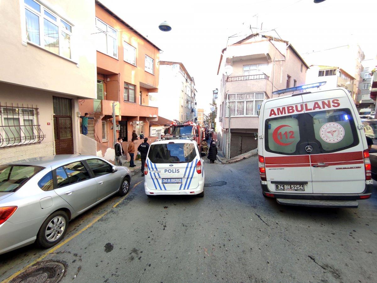 Beyoğlu’nda yanan evde engelli eşinin olduğunu görünce bayıldı