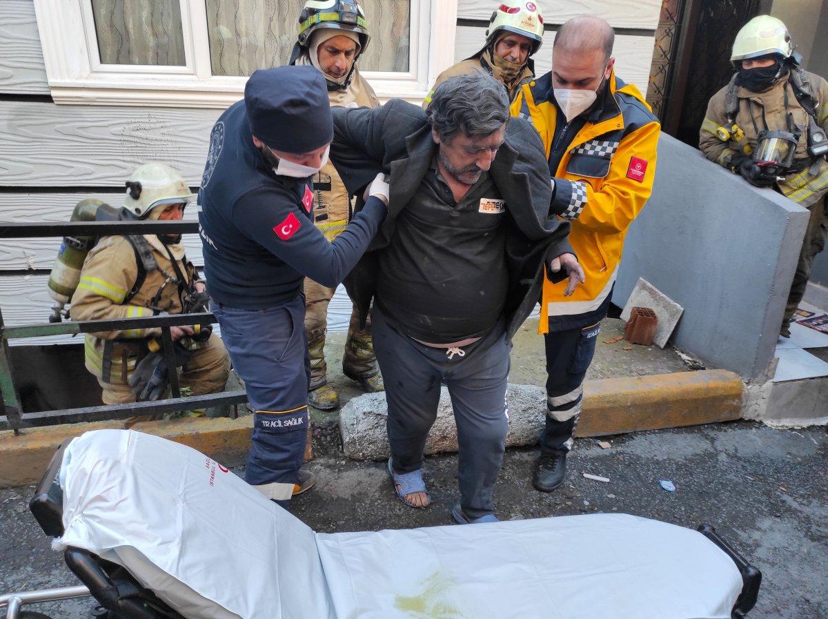 Beyoğlu’nda yanan evde engelli eşinin olduğunu görünce bayıldı