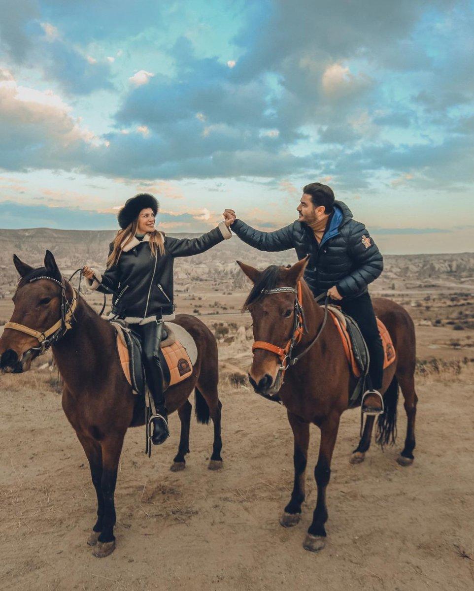 Ebru Şallı ile Uğur Akkuş at üstünde öpüştü