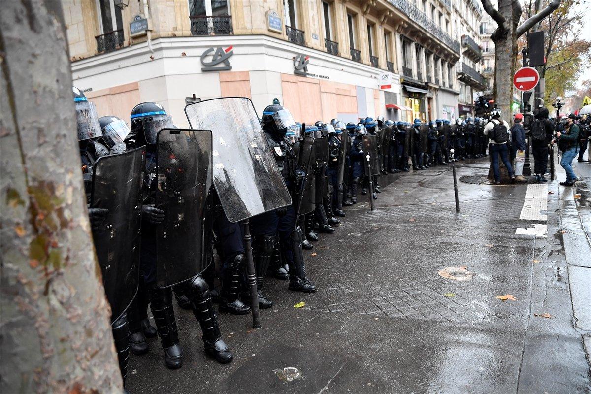 Fransız polisinin göstericilere sert müdahalesi