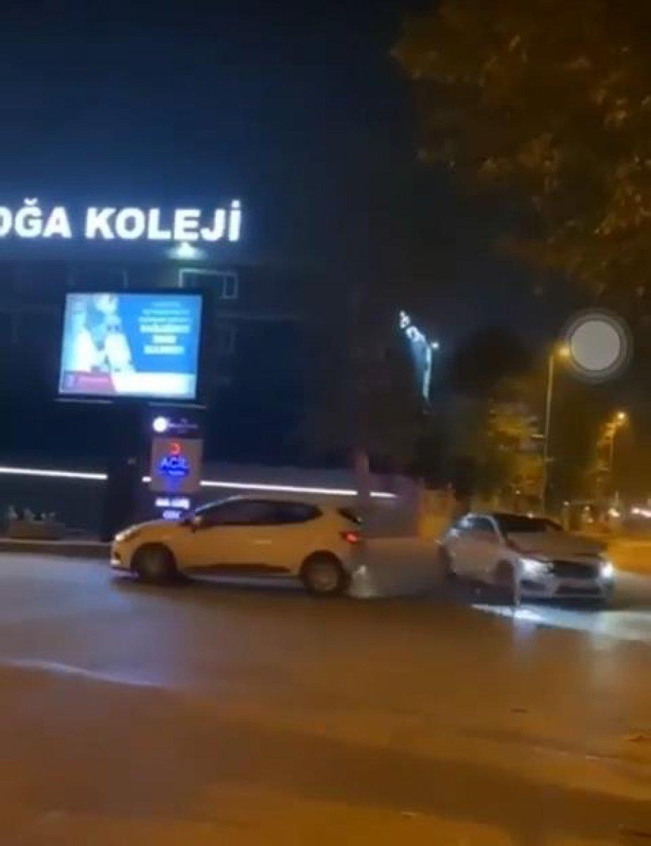 Bakırköy'de şakalaşan gençler kaza yaptı