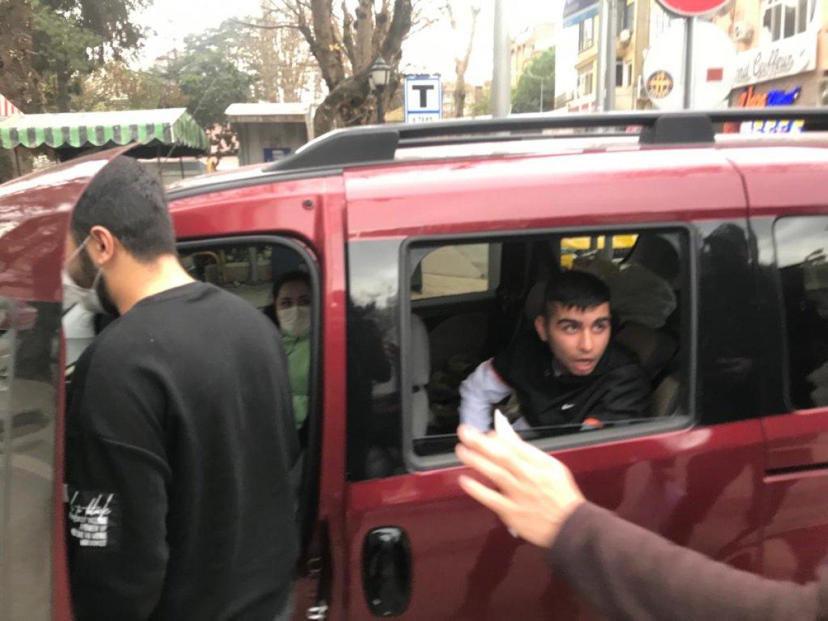 Kocaeli'de bekçilerin yanında durup maskesiz arkadaşına ceza yazdırdı