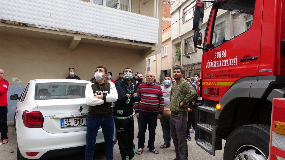 Bursa'da kısıtlamaya rağmen sokağa çıkıp, yangını izlediler