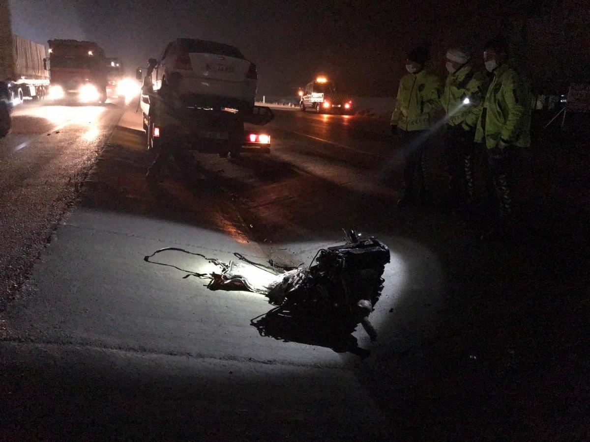 Konya'da tıra çarpan otomobilin motoru yerinden fırladı