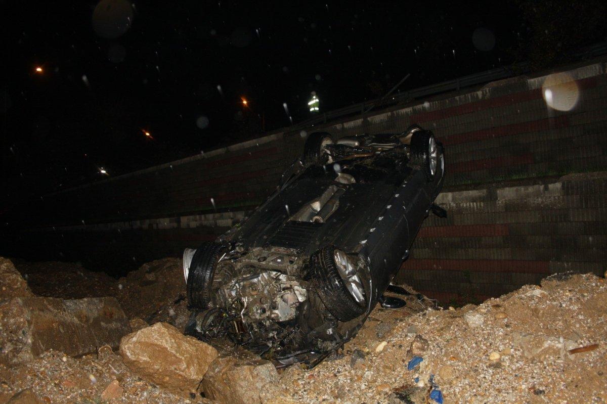 Antalya'da kontrolden çıkan araç, bariyerleri parçalayıp tepe üstü çakıldı