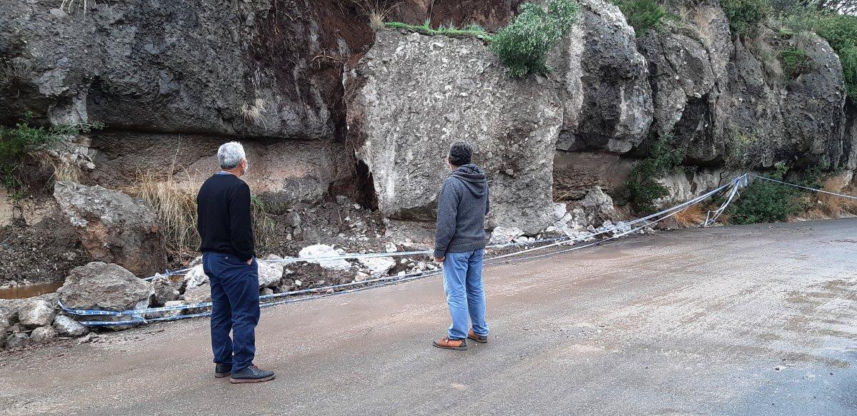 Muğla'da tonlarca ağırlıktaki dev kaya parçası yola düştü