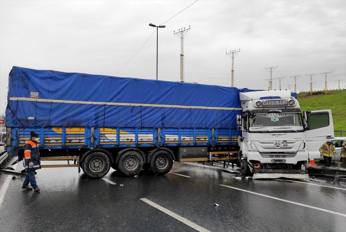 Küçükçekmece'de tır metrobüs bariyerlerine çarptı