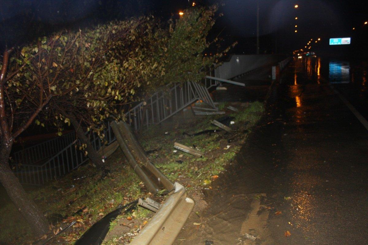 Antalya'da kontrolden çıkan araç, bariyerleri parçalayıp tepe üstü çakıldı