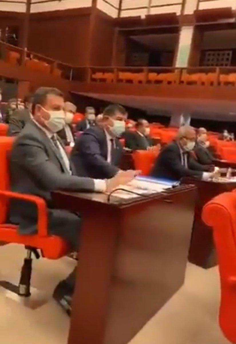 Meclis'te masalara vurarak ses çıkaran CHP'li vekiller