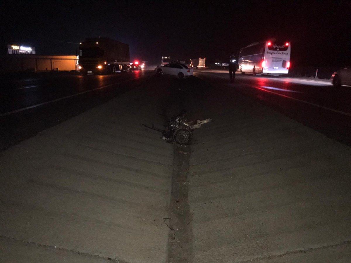 Konya'da tıra çarpan otomobilin motoru yerinden fırladı