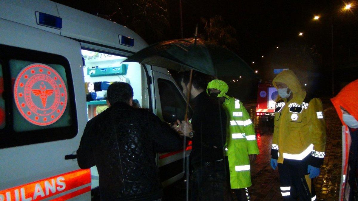 Antalya'da kontrolden çıkan araç, bariyerleri parçalayıp tepe üstü çakıldı