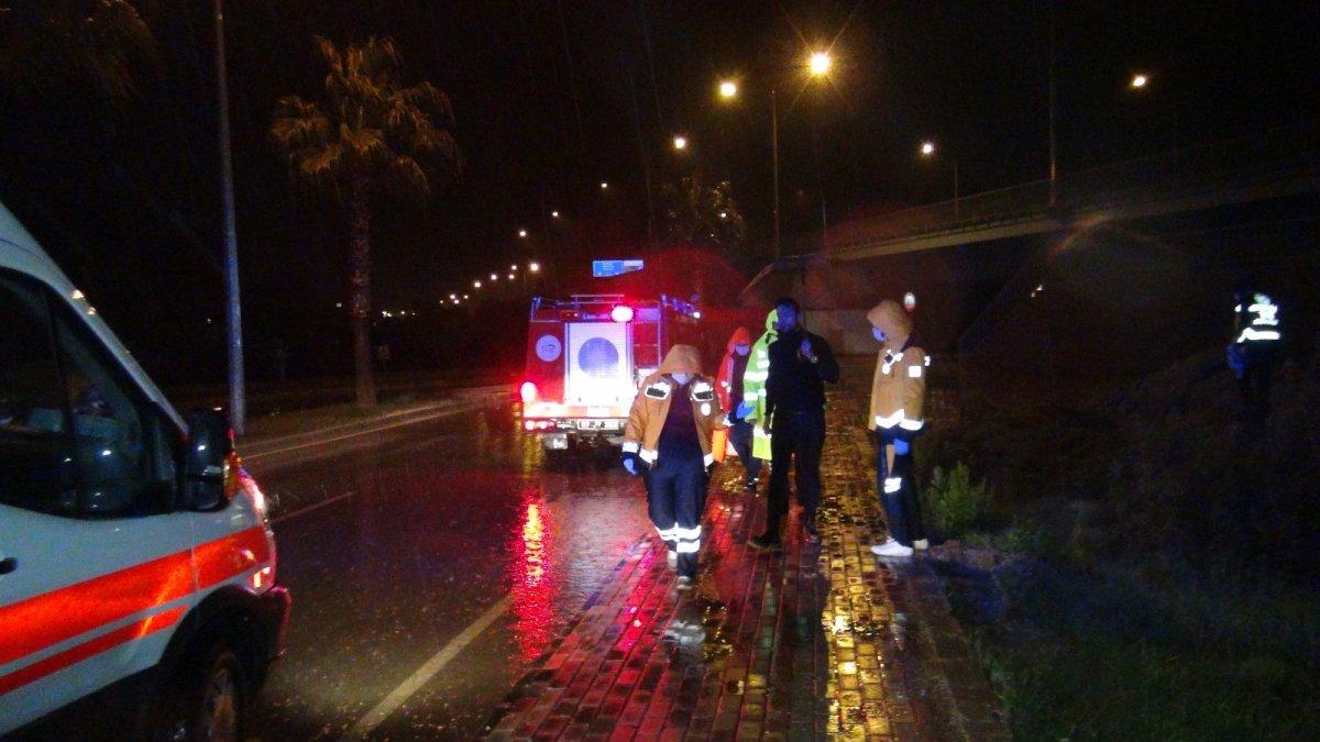 Antalya'da kontrolden çıkan araç, bariyerleri parçalayıp tepe üstü çakıldı