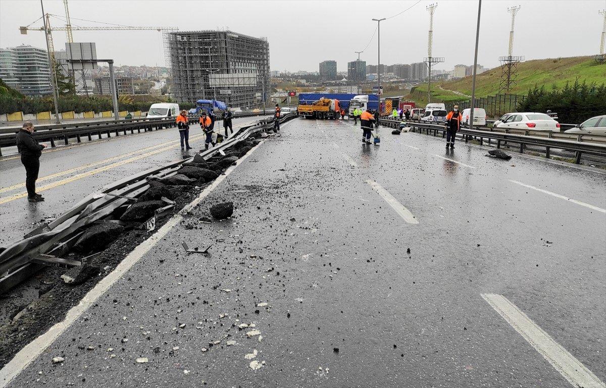 Küçükçekmece'de tır metrobüs bariyerlerine çarptı