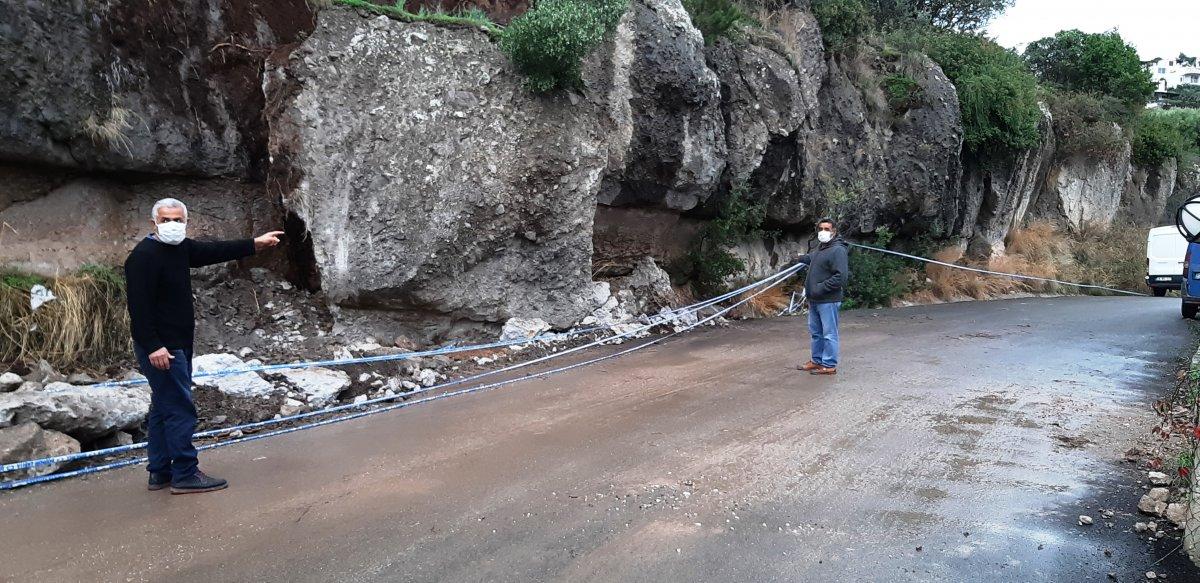 Muğla'da tonlarca ağırlıktaki dev kaya parçası yola düştü