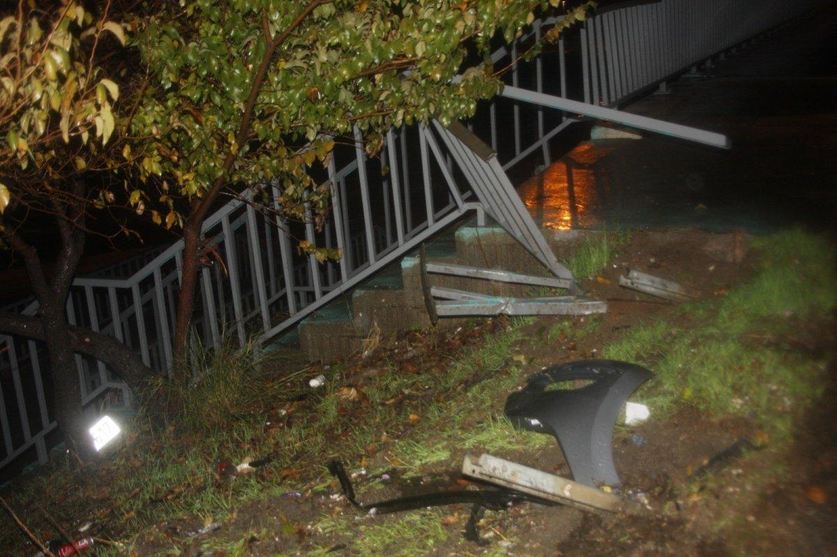 Antalya'da kontrolden çıkan araç, bariyerleri parçalayıp tepe üstü çakıldı