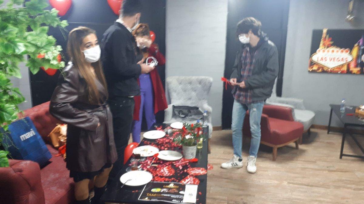 Adana'da koronaya rağmen doğum günü partisi düzenlediler