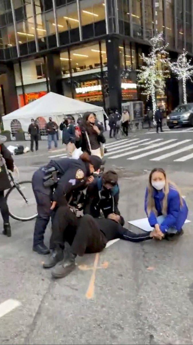 New York'ta araç göstericilerin arasına daldı