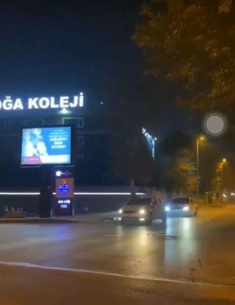 Bakırköy'de şakalaşan gençler kaza yaptı