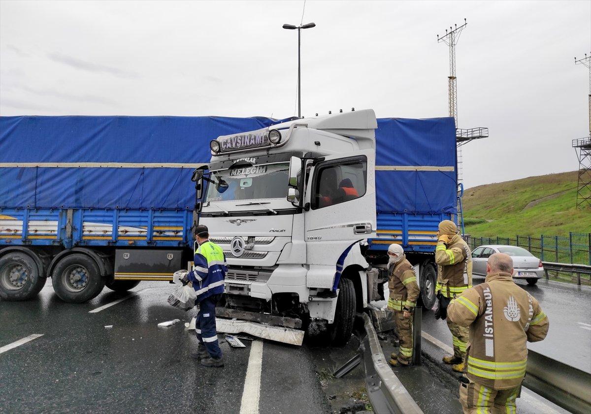 Küçükçekmece'de tır metrobüs bariyerlerine çarptı