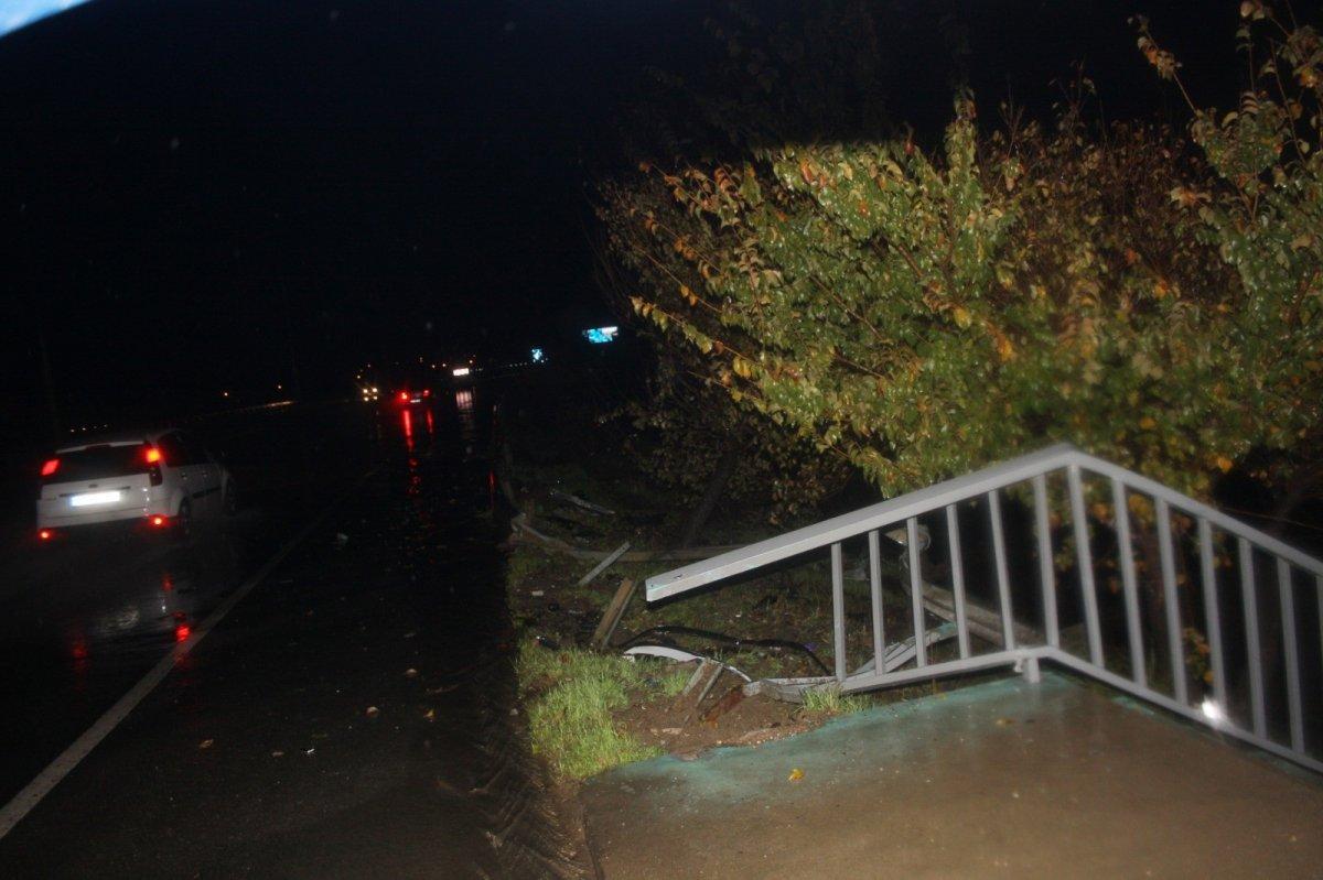 Antalya'da kontrolden çıkan araç, bariyerleri parçalayıp tepe üstü çakıldı