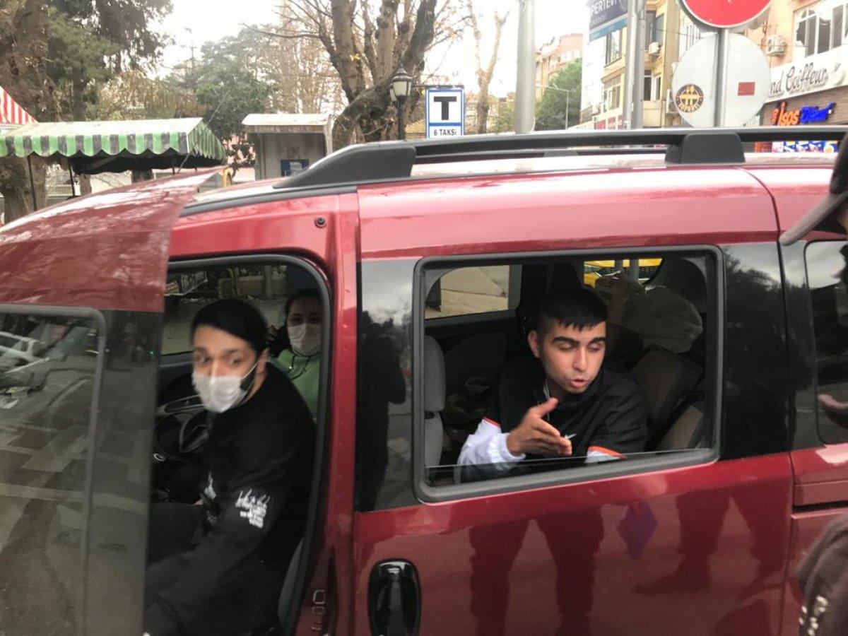 Kocaeli'de bekçilerin yanında durup maskesiz arkadaşına ceza yazdırdı