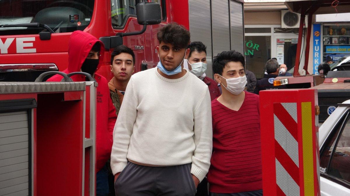 Bursa'da kısıtlamaya rağmen sokağa çıkıp, yangını izlediler