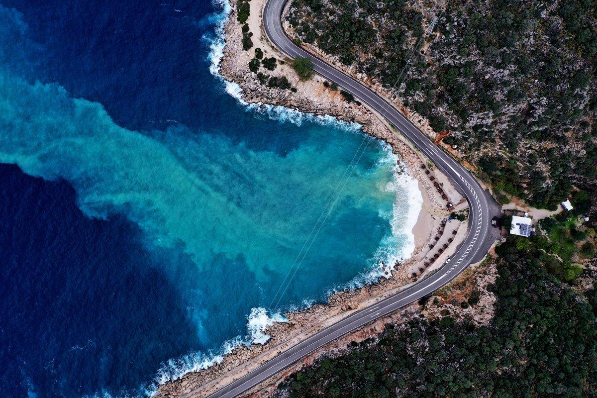 Kaputaş Plajı'nda denizin rengi turkuaza dönüştü