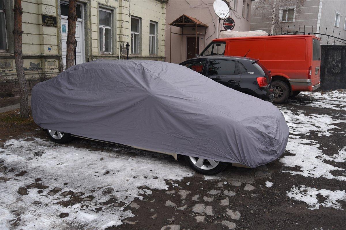 Kars'ta araçlar, soğuk havaya karşı battaniyelerle kaplandı