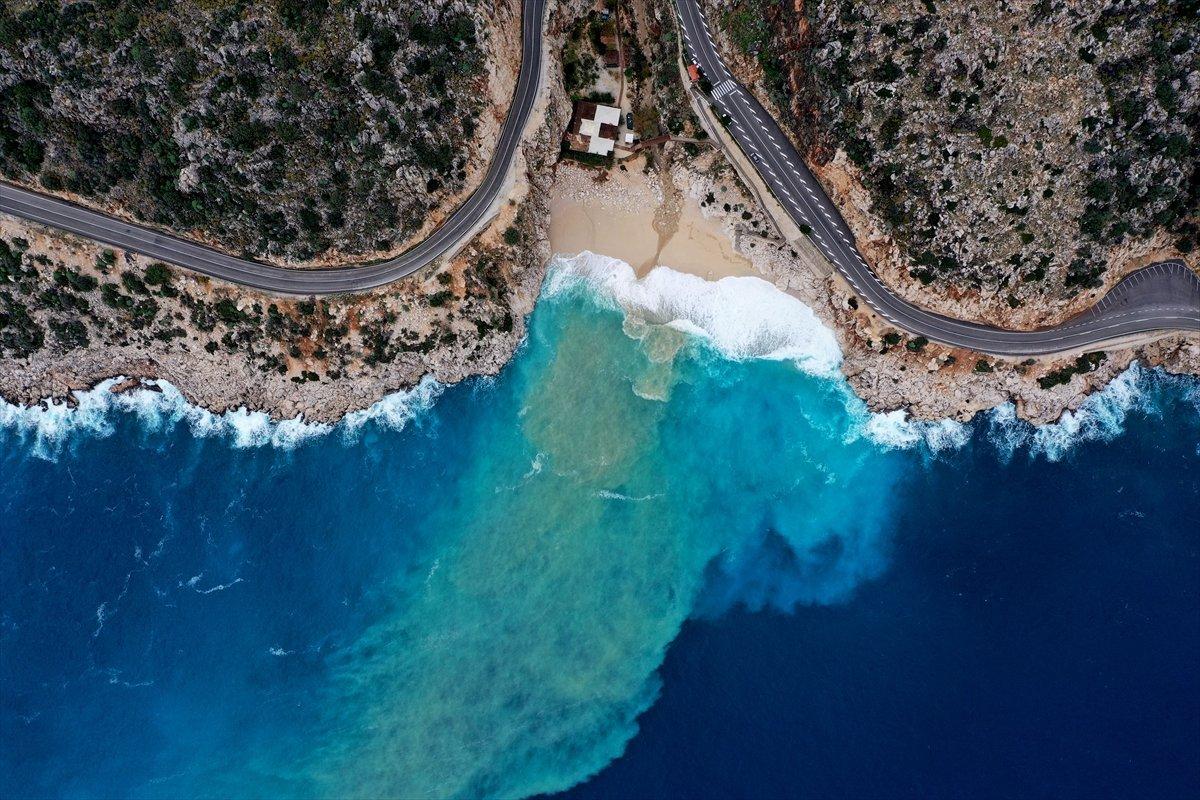 Kaputaş Plajı'nda denizin rengi turkuaza dönüştü