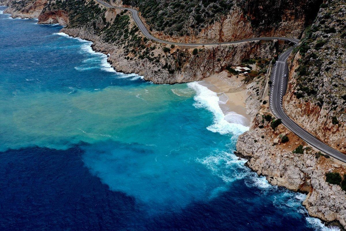 Kaputaş Plajı'nda denizin rengi turkuaza dönüştü