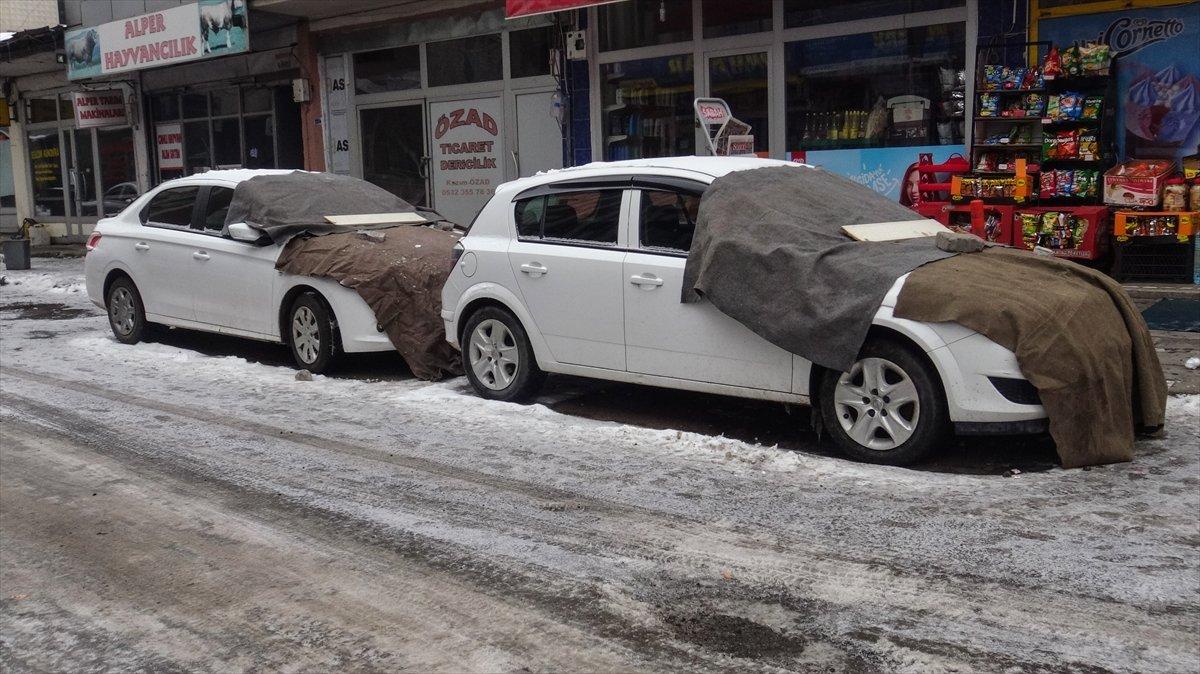 Kars'ta araçlar, soğuk havaya karşı battaniyelerle kaplandı