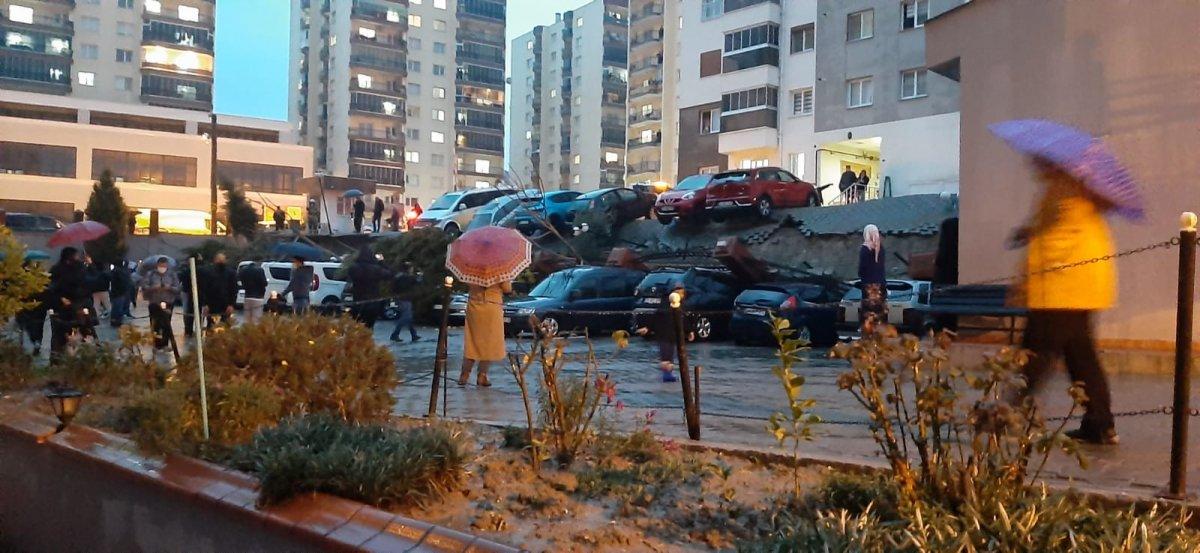 İzmir'de istinat duvarı çöktü